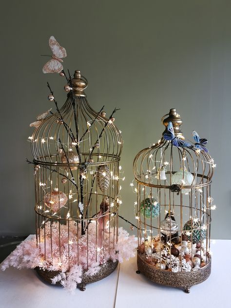 Bird Themed Room Decor, Birdcage Ideas Decor, Birdcage Christmas Ideas, Decorate A Bird Cage Ideas, Birdcage Christmas Decor, Christmas Birdcage Ideas, Fairy Birdcage, Christmas Bird Cage, Crystal Healing Room