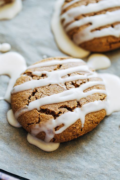 Vegan Pumpkin Spice Cookies with Vanilla Maple Glaze (gluten-free) Vegan Christmas Cookies Recipes, Vegan Pumpkin Cookies, Vegan Christmas Cookies, Vegan Pumpkin Spice, Pumpkin Cookie, Pumpkin Spice Cookies, Pumpkin Chocolate Chip Cookies, Desserts Vegan, Spiced Pumpkin