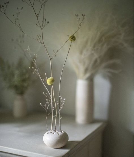 Clay Art Minimalist, Vase For Dried Flowers, Minimal Dried Flower Arrangements, Dried Flower Ikebana, Ceramic Ikebana Vases, Ceramic Flowers How To Make, Minimal Flower Arrangements, Ikebana Ceramics, Cute Pots For Plants