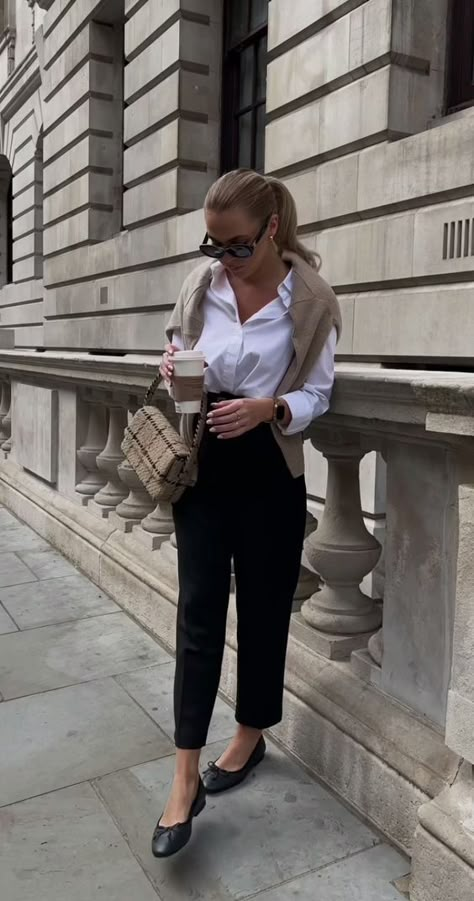 The Most Aesthetic Old Money Outfits To Get Obsessed - CLOSS FASHION Aesthetic Old Money, Office Fits, Aesthetic Old, Old Money Outfits, Work Fits, Paris Outfits, Stylish Work Outfits, Office Outfit, Old Money Style