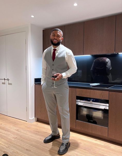 Grey suit, grey suit man, red and grey suit, grey and red outfit male inspo, formal outfit guy Grey Suit Outfit, Office Outfit Men, Black Men Casual Style, Stairs Black, Business Casual Outfits Winter, Business Attire For Men, Drip Fits, Stylish Mens Suits, Blazer Outfits Men