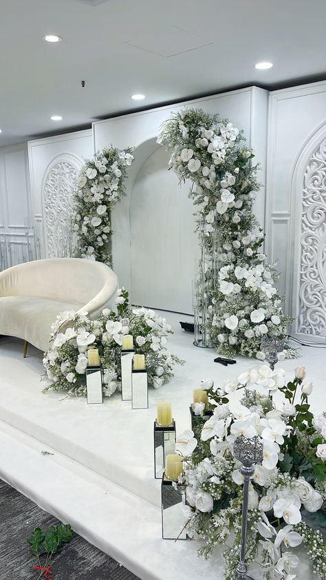 Elegant Centerpiece Ideas, Nikkah Stage, Hall Wedding Decor, Pelamin Cantik, Sage Green Wedding Theme, Dekorasi Wedding, Engagement Stage Decoration, Bride Groom Table, Wedding Invitation Trends