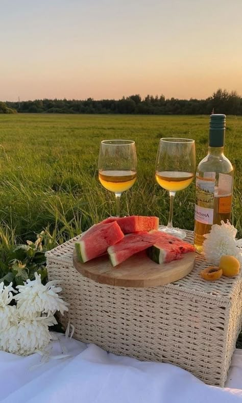 Birthday Concept, Summer Aesthetic Wallpaper, Picnic Date Food, Wine Picnic, Romantic Picnic, Picnic Engagement, Summer Cabin, Picnic Inspiration, Afternoon Delight