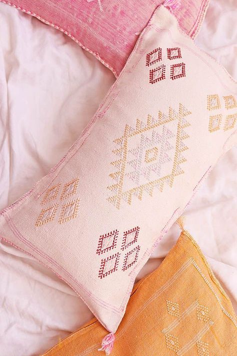 Agave Plants, Ikea Pillows, Weaving Looms, Cactus Pillow, Moroccan Kilim, Cactus Silk, Traditional Weaving, Moroccan Pillows, Silk Pillow