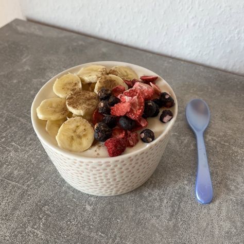 Yogurt With Banana, Soy Yogurt, Strawberries And Blueberries, Yogurt Bowl, Freeze Dried Strawberries, Dried Strawberries, Freeze Dried, Low Carb Desserts, Blueberries