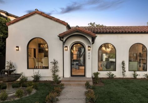 1 Storey Residential House, Spanish Style Homes Backyard, Southwest Stucco Exterior Colors, Southwest Exterior House Colors, Spanish Style Color Palette, Homes With Arches, Arizona House Exterior, Spaniard Style Home, Single Story House Elevation