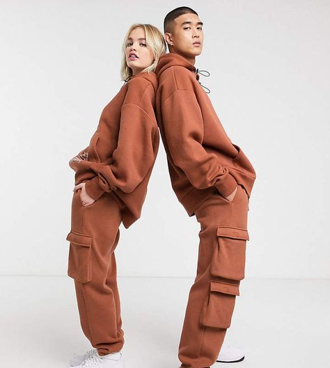 Streetwear Studio Shoot, Unisex Winter Fashion, Utility Fashion, Unisex Aesthetic, Twins Posing, Men Ootd, Streetwear Photoshoot, Sibling Poses, Cargo Sweatpants