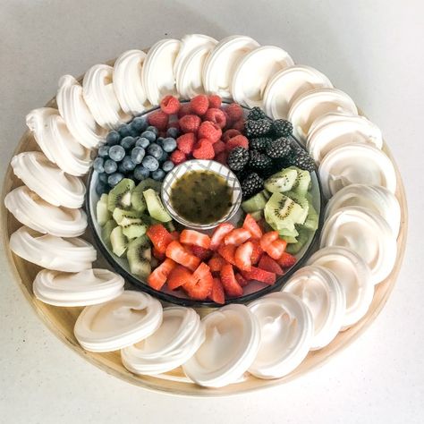 Pavlova Charcuterie Board, Dessert Platter Christmas, Aussie Party Food, Christmas Party Platters, Dessert Grazing Platter, Pudding Platter, Wedding Pavlova, Sweet Grazing Platter, Pavlova Platter