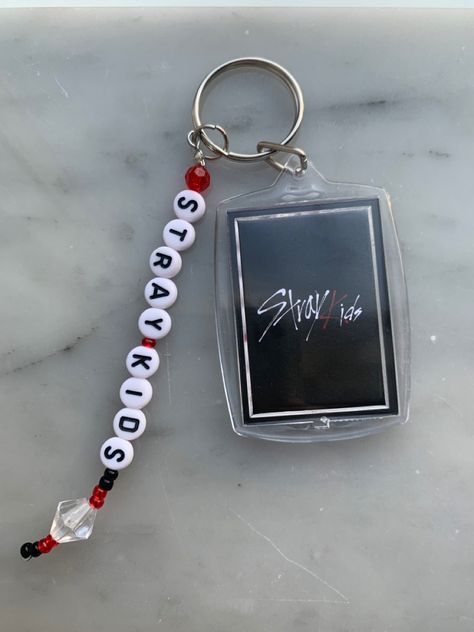 Skz Jewelry Diy, Stray Kids Crafts, Skz Beads Bracelet, Skz Beaded Jewelry, Skz Keychain Diy, Stray Kids Keychain, Bracelet Keychains, Kids Bracelets, Diy Keychain