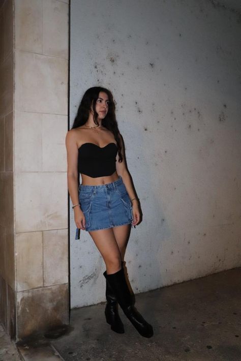 Short Denim Skirt With Boots, Black Corset Top And Skirt Outfit, Short Cargo Skirt Outfit Ideas, Black Corset Top With Skirt, Denim Skirt Night Outfit, Denim Skirt Black Boots, Black Denim Corset Outfit, Denim Skirt Concert Outfit, Concert Outfit Jean Skirt