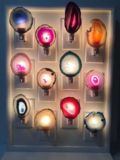 Gemstones and agate “slices” make for some naturally night lights. Boho Deco, Décor Boho, Boho Dekor, Agate Slice, Decor Guide, Boho Interior, Crystal Decor, Boho Home, Shabby Chic Furniture