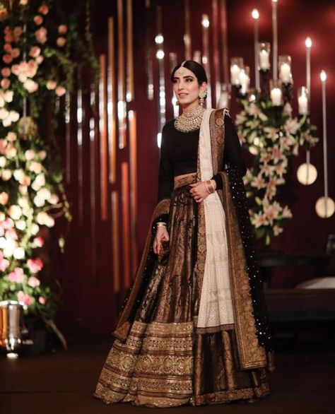 Sabyasachi Lehenga, Desi Wedding Dresses, Indian Bridal Lehenga, Gaun Fashion, Pakistani Wedding Outfits, Pakistani Bridal Dresses, Indian Bridal Outfits, Desi Wedding, Dress Indian Style