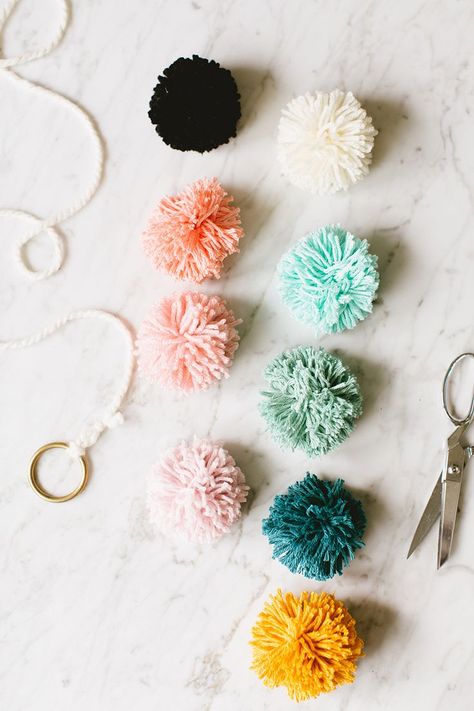 Pom Pom Garland Diy, Pom Garland Diy, Crafts Wall Decor, Entertaining Hacks, Pompon Diy, Making Tassels, Festive Garland, Natural Crafts, Cactus Planta