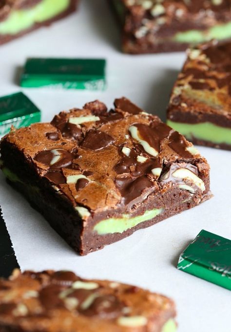 Mint Fudge Recipe, Dessert Bars Recipes Easy, Mint Fudge, Stuffed Brownies, Cookies And Cream Fudge, Mint Desserts, Cookies And Cups, Best Brownie Recipe, Mint Recipes