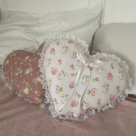 Sewing Present Ideas, Sewed Gifts, Diy Puff Quilt, Aesthetic Handmade Gifts, Arts And Crafts Aesthetic, Heart Shaped Pillow, Diy Sewing Gifts, Heart Diy, Romantic Shabby Chic