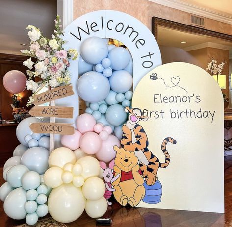 Winnie The Pooh Party Decor, Winnie The Pooh Birthday Party, Pooh Birthday Party, Winnie The Pooh Decor, Baby Birthday Party Theme, Decoration Buffet, Deco Ballon, Winnie The Pooh Themes, Idee Babyshower