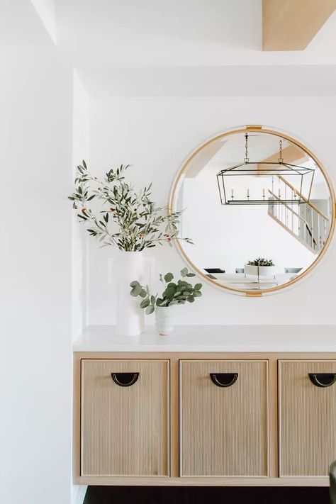 Scandinavian Hallway, Scandinavian Farmhouse Style, Entryway Table Modern, White Interior Design, Foyer Design, Cosy Home, Home Modern, Round Mirror, Entry Way