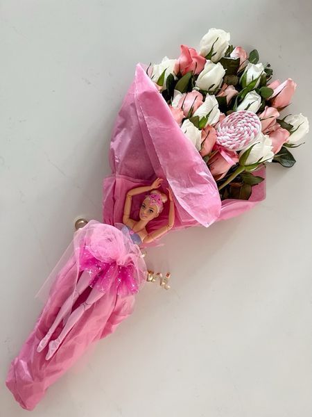 Ballerina Gifts Kids, Dance Recital Gifts Diy, Dance Recital Flowers, Barbie Bouquet, Barbie Graduation, First Dance Recital, Recital Gifts, Dance Flowers, Dancer Gifts