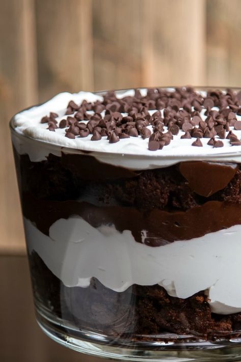 Chocolate Brownie Trifle Dessert – Must Love Home Brownie Trifle Desserts, Trifle Recipes Chocolate, Chocolate Brownie Trifle, Brownie Trifle Recipe, Gorgeous Desserts, Trifle Dessert Recipes, Brownie Packaging, Brownie Desserts Recipes, Brownie Trifle