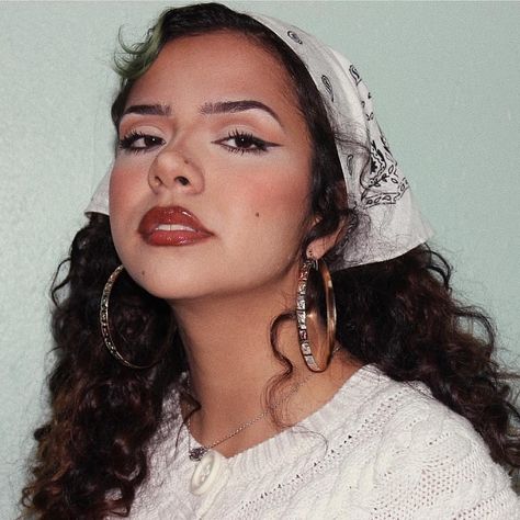 Xipi ~ Teca on Instagram: “🦋🗿🦋🗿🦋🗿🦋🗿🦋 #mariposas  Muse~@seethebadaddiction  Wearing Holy Mariposa Hoops. Limited quantities, once they are sold out, they wont be back…” Chola Makeup Latina, 90s Latina Makeup, Hispanic Makeup, Chicana Makeup, Chola Aesthetic, Chola Makeup, Mexican Makeup, 90s Makeup Look, Latina Aesthetic