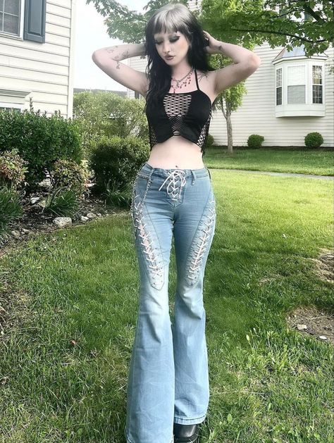 Denim Bell Bottoms Outfits, Bell Bottom Jeans Outfit Summer, Bell Bottom Jeans Outfit, Camo Pants Outfit, Alternative Fashion Outfits, Flare Jeans Outfit, Blue Jean Outfits, Alternative Outfits, Goth Outfits