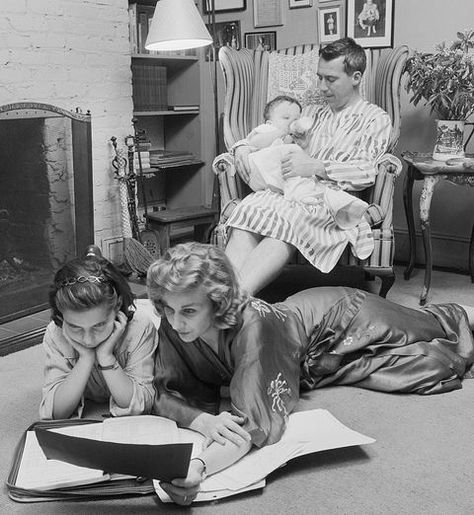 “Born in Detroit, actress Kim Hunter is pictured in her New York home with her second husband, Robert Emmett, and her two children in 1956. In 1951, she won both an Academy Award and a Golden Globe for her performance in A Streetcar Named Desire." — via @elledecor 1950s Britain, Country Doors, The Last Man On Earth, Nuclear Family, A Streetcar Named Desire, Television Advertising, Elderly Activities, 50 Years Ago, Online Advertising