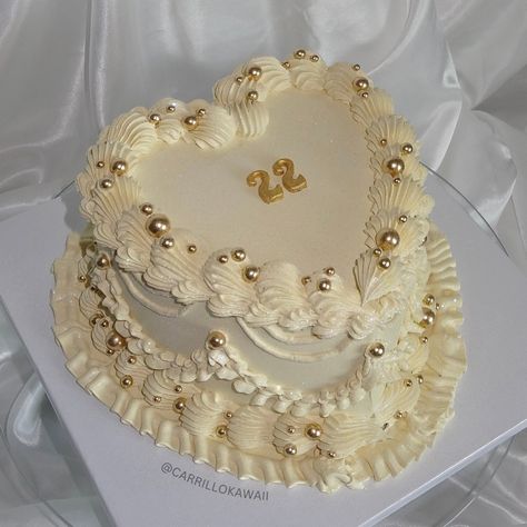 Vanilla Birthday Cake Aesthetic, 21st Golden Birthday Cake, Golden Birthday Ideas Cake, Gold Birthday Cake Aesthetic, Beige And Gold Birthday Cake, White And Gold Bday Cake, Golden Era Birthday, Vanilla Birthday Cake Decorating, White And Gold Vintage Cake