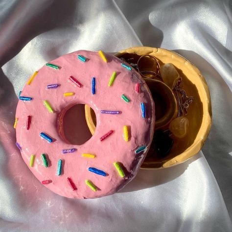 Clay Box Ideas Ceramics Art Projects, Clay Trinket Box Diy, Clay Box Ideas, Pink Sprinkle Donut, Dry Clay Art, Donut Holder, Donut Boxes, Clay Jewellery Holder, Donut Jewelry