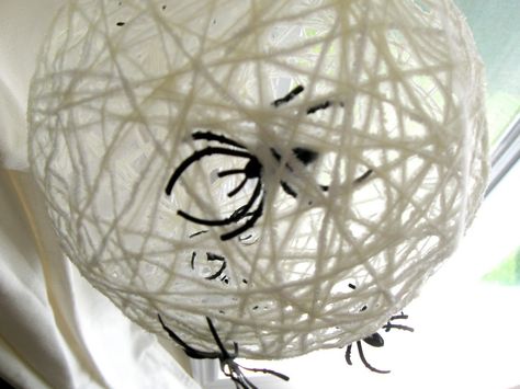 Itsi, bitsi spiders…. Yarn Balloon, Diy Halloween Spider, Halloween Diy Kids, Spider Web Craft, Spider Web Decoration, Spider Crafts, Halloween Fest, Columbus Crew, Halloween Balloons