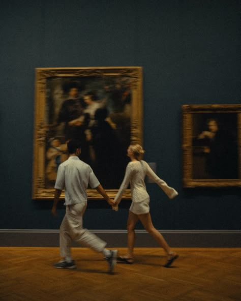 Carys Hicks ↠ New Hampshire Documentary Style Photographer | let’s fall in love at the met ✨🕊️ | Instagram Juan Marcel Rhylan, Old Money Romance, Art Museum Photoshoot, Museum Couple, Engagement Shoot Photos, Moca Museum, Date Pics, Museum Photoshoot, Duo Pose