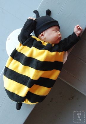 Bumblebee costume with instructions about how to create it Baby Costumes For Halloween, Baby Bee Costume, Bee Costume Diy, Diy Baby Halloween Costumes, Diy Baby Costumes, Newborn Costume, Newborn Halloween Costumes, Baby Halloween Outfits