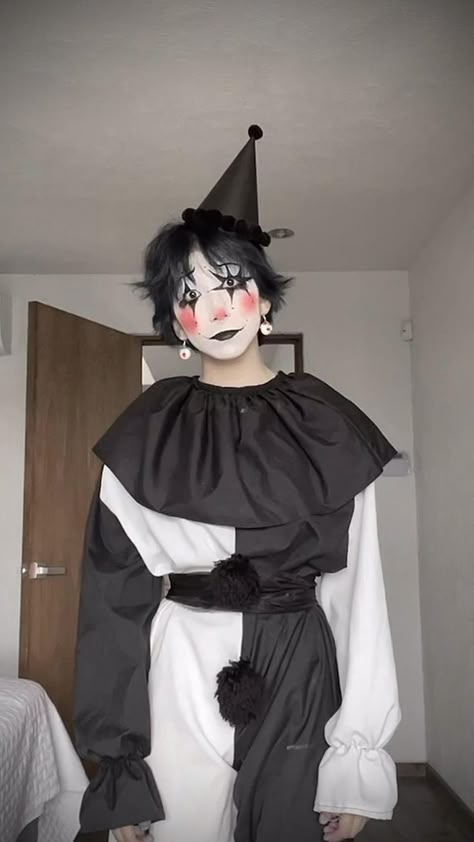 Clown Costume Diy, Cute Clown Costume, Jester Makeup, Jester Halloween, Black And White Clown, Clown Costume Women, Funny Halloween Jokes, Cute Clown Makeup, Halloween Makeup Clown