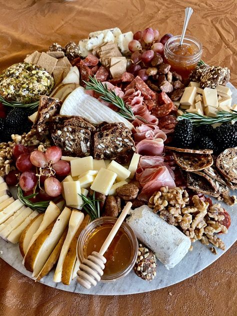 Charcuterie Board Autumn, Sharkootery Board, Holiday Grazing Board, Holiday Themed Charcuterie Board, Fall Grazing Board Ideas, Fall Grazing Board, Thanksgiving Board Ideas, Autumn Charcuterie Board, New Thanksgiving Recipes