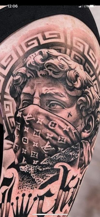 Versace Tattoo, Mens Body Tattoos, Tattoo Perna, Greek God Tattoo, Gangsta Tattoos, Mens Shoulder Tattoo, Half Sleeve Tattoos For Guys, Chest Piece Tattoos, Egyptian Tattoo