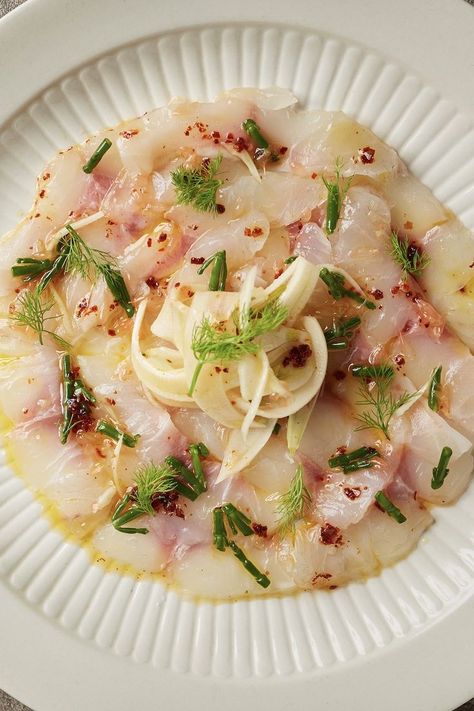 Sea Bream Recipes, Raw Fish Recipes, Carpaccio Recipe, Sea Bream, Fresh Fish, Recipes From Heaven, Pink Grapefruit, Fish Dishes, Food Presentation