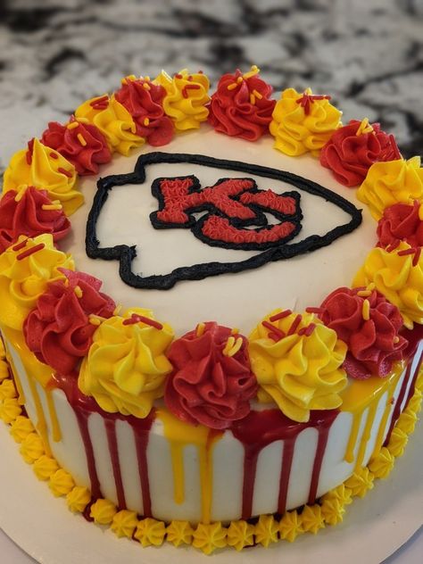 Kansas City Chiefs Birthday Cakes, Kansas City Chiefs Birthday Cake Ideas, Chiefs Super Bowl Desserts, Football Cake Diy, Kansas City Chiefs Cakes, Kc Chiefs Birthday Cake, Kansas City Chiefs Cake Ideas, Kc Chiefs Cake Ideas, Kansas City Chiefs Birthday Cake