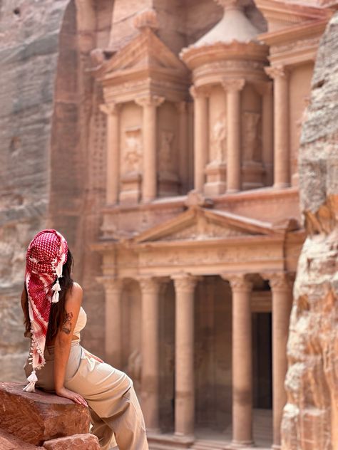 Brown haired woman sitting on a rock and looking at Petra in Jordan. Petra Jordan Photo Ideas, Petra Photo Ideas, Jordan Travel Outfits, Petra Jordan Aesthetic, Petra Jordan Outfit, Petra Jordan Photography, Petra Outfits Jordan, Petra Aesthetic, Jordan Photoshoot Photo Ideas