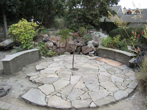 Garden Paving Ideas, Circle Patio, Landscaping Garden Design, Garden Pavers, Paving Ideas, Outdoor Paving, Paving Design, Crazy Paving, Backyard Garden Layout