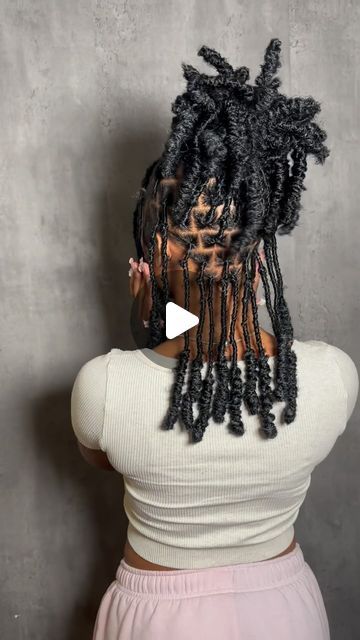 BriaTheStylist • D(M)V✈️Greensboro Hairstylist on Instagram: "Soooo tea😍😍😍😍☕️ I loveee this style! Book BriaaStylez all OCTOBER 💫

Style: Soft Locs + Styling

#ncbraider #greensborohairstylist #ncatbraider #viralhairstyles #protectivestyles #explorepage #aliciakeysbraids #stitchbraidsgreensboro #ncathairstylist #greensborobraider #knotlessbraids #fulanistyle #softlocsdmv #locknots #locbob" Soft Locs Barrel Ends, Soft Dreads Hairstyles, Styling Soft Locs, Soft Locs Bob, Style Soft Locs, Soft Locs Styles, Soft Loc Styles, Locs Styling, Alicia Keys Braids