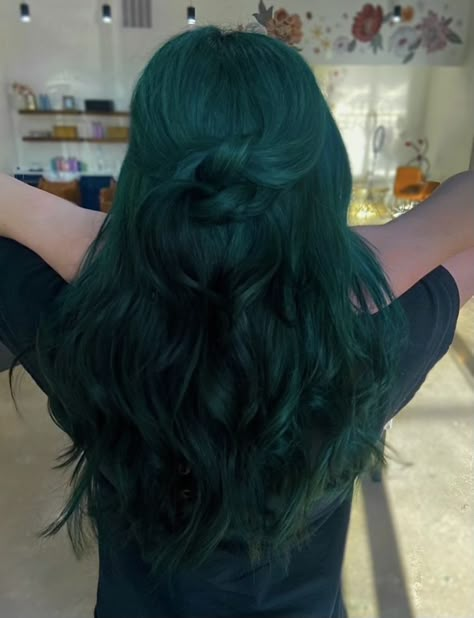 Haircut Balayage, Hairstyles Wig, Hairstyles Locs, Emerald Hair, Dark Green Hair, Green Hair Dye, The Best Hair Products, Hairstyles Layered, Ideas Haircut