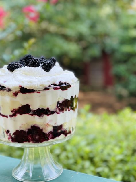 Blackberry Trifle with Luscious Custard Filling - a Creamy, Colorful Dessert Blackberry Trifle, Parfait Trifle, Blackberry Desserts, Mousse Parfait, Chocolate Meringue Pie, Blackberry Dessert, English Trifle, Wild Blackberries, British Baking Show Recipes