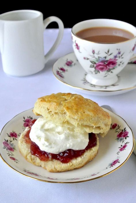 Clotted Cream, customary for afternoon tea (or cream tea) is a thick, unsweetened cream made from heavy cream served on English scones. #clottedcream #creamtea #afternoontea #teaandscones #britishscones English Snacks, Scones And Clotted Cream, British Scones, British Sweets, English Scones, British Recipes, British Tea, Tea Snacks, Cream Tea