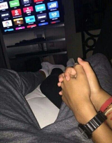 Waaaaant badly Chill Couple, People Holding Hands, Bae Goals, Goals Pictures, Foto Poses, Netflix And Chill, Boyfriend Goals, Future Goals, Photo Couple