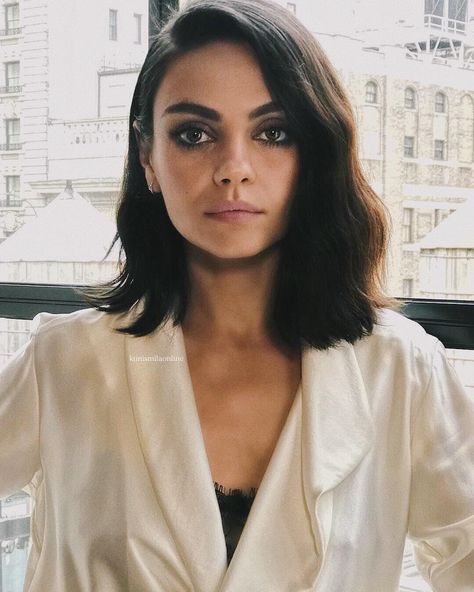 Mila Kunis on Instagram: “Mila for her press day in NY yesterday for the @spywhodumpedme ❤️ . . . #milakunis #eyes #woman #style #dior #jimbeam #love #cute…” Mila Kunis Hair, Short Hairdos, Lob Haircut, Ombré Hair, Mila Kunis, Short Hair Styles For Round Faces, Penteado Cabelo Curto, Short Hairstyle, Trending Hairstyles