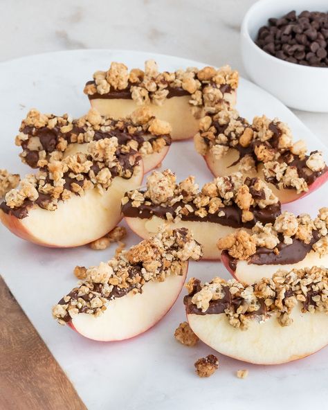 Apple Snacks Healthy, Inexpensive Snacks, Chocolate Dip Recipe, Apple Granola, Granola Snacks, Vanilla Granola, Easy Vegetable Soup, Apple Snacks, Filling Snacks