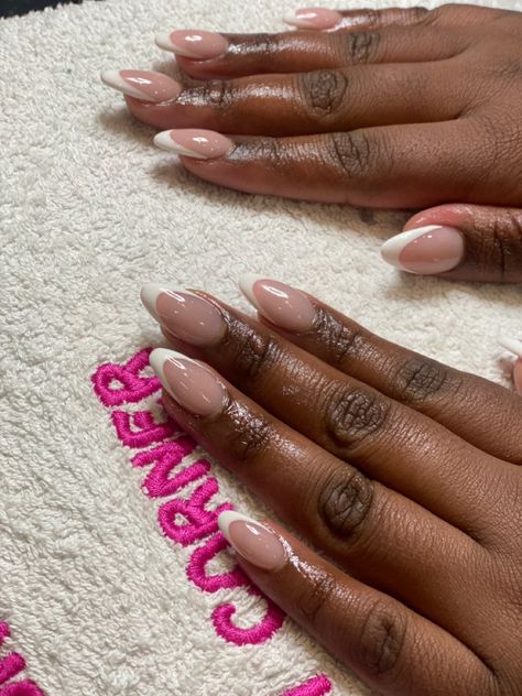 Biab Nails Extension, Round Nails French Tip, French Tip Round Nails, French Manicure Natural Nails, Short Round Nail Designs, Round French Tip Nails, Oval Shape Nails, French Tip Nails Acrylic, Round Shaped Nails