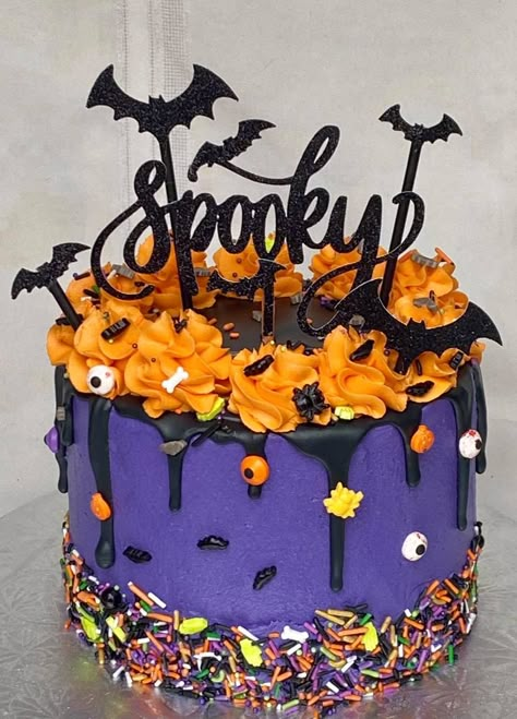 Purple Halloween Cake, Halloween Buttercream Cake, Spooky Cakes, Halloween Cake Design, Cute Halloween Cakes, Halloween Cakes Easy, Witch Cake, Pasteles Halloween, Spooky Cake