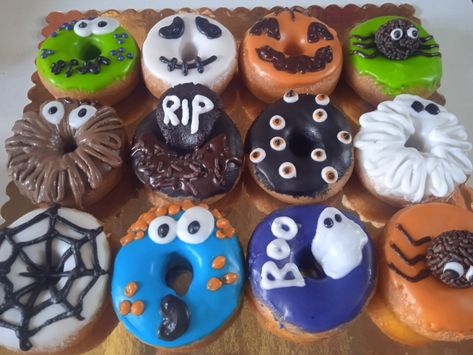 Donut Ideas, Halloween Donuts, Mini Donuts, Halloween Cakes, Food Decoration, Samhain, Donuts, Halloween, Cake