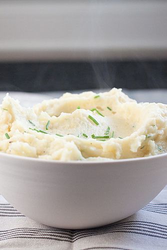 Silky and creamy fresh herb mashed potatoes Garlic Mashed Cauliflower, Roasted Garlic Mashed Potatoes, Advocare Recipes, Easy Mashed Potatoes, Mashed Potato Recipes, Garlic Mashed, Mashed Cauliflower, God Mat, Cauliflower Recipes