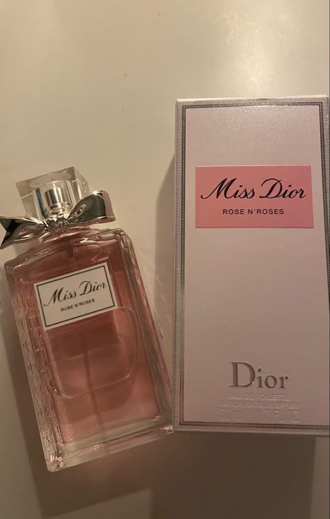 How To Smell Like A Rose, Koleksi Parfum, Fragrances Perfume Woman, Perfume Collection Fragrance, Dior Perfume, Rose Perfume, Black Onyx Bracelet, Perfume Scents, Spicy Fragrance